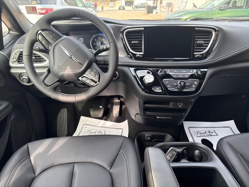 New 2026 Chrysler Pacifica SelectImage 6