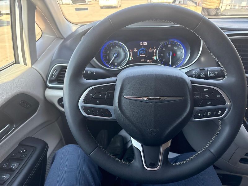 Used 2023 Chrysler Pacifica Touring LImage 14