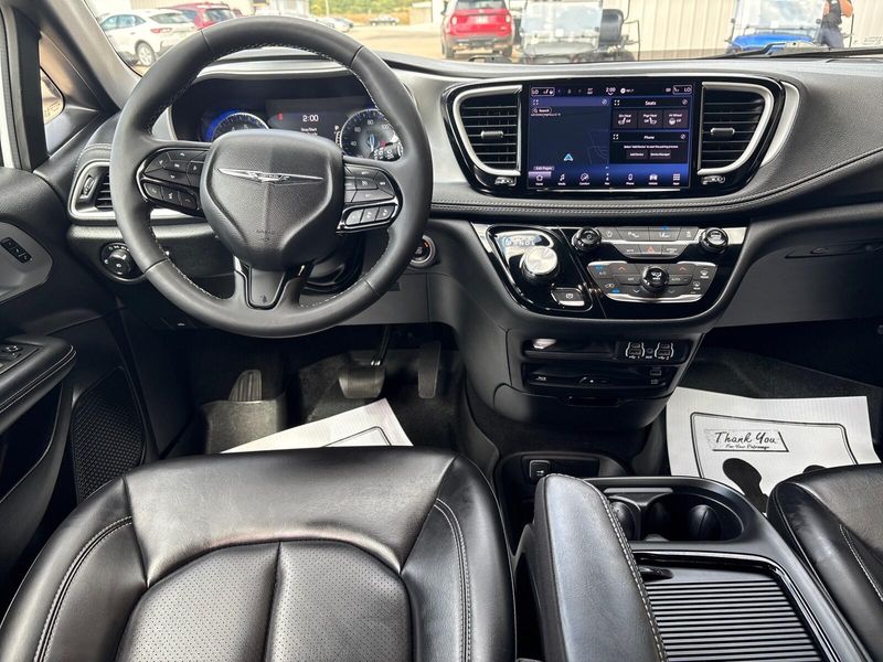 2023 Chrysler Pacifica Touring L photo 7
