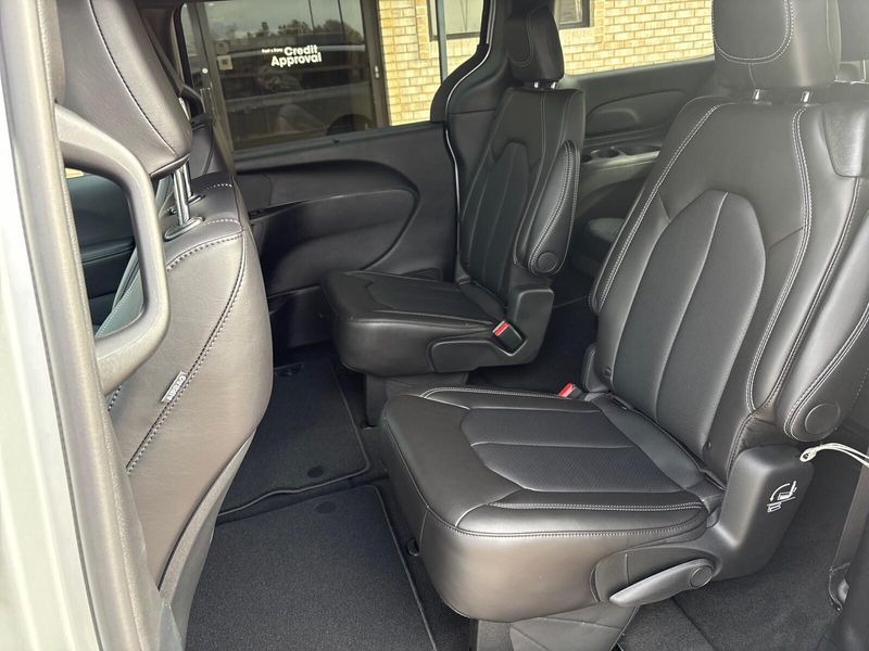 New 2026 Chrysler Pacifica SelectImage 4