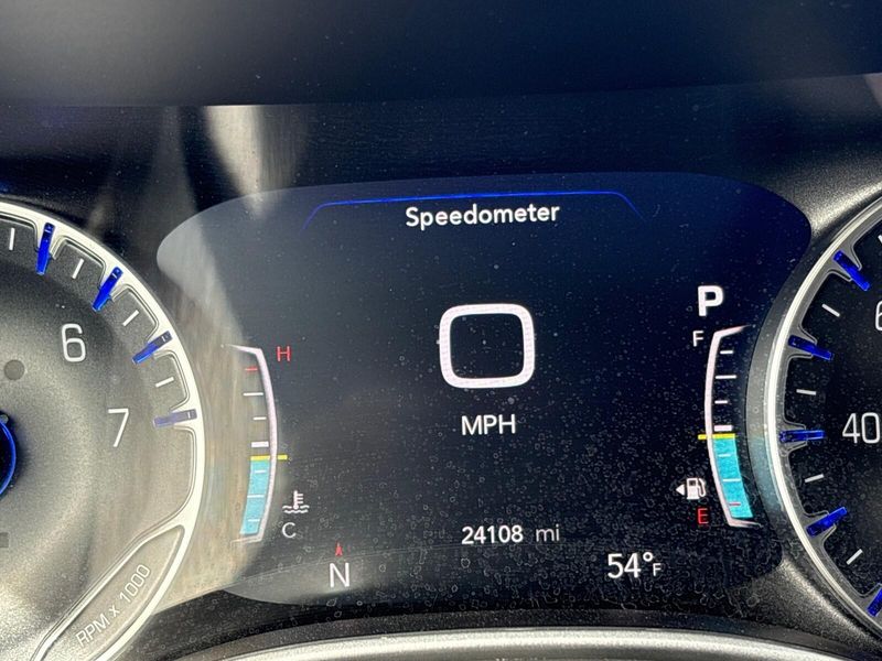Used 2025 Chrysler Pacifica SelectImage 16