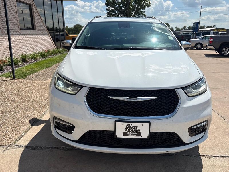 Used 2023 Chrysler Pacifica LimitedImage 6