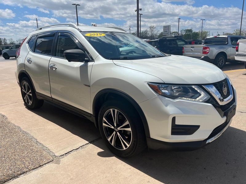 2019 Nissan Rogue SVImage 8