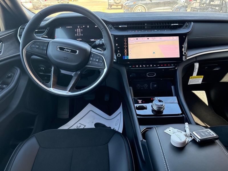 New 2027 Jeep Grand Cherokee Laredo Altitude 4x4Image 5