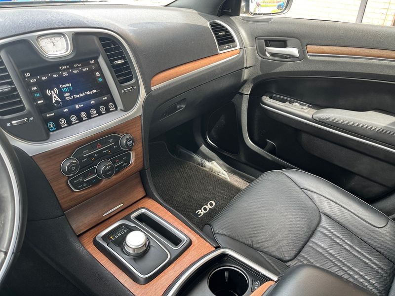 2017 Chrysler 300C PlatinumImage 19