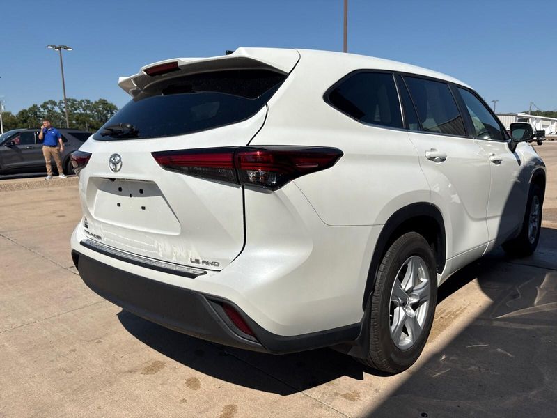 Used 2023 Toyota Highlander LImage 9