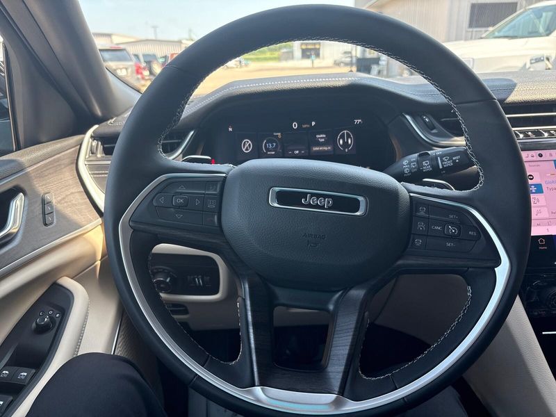 New 2025 Jeep Grand Cherokee Limited 4x4Image 14