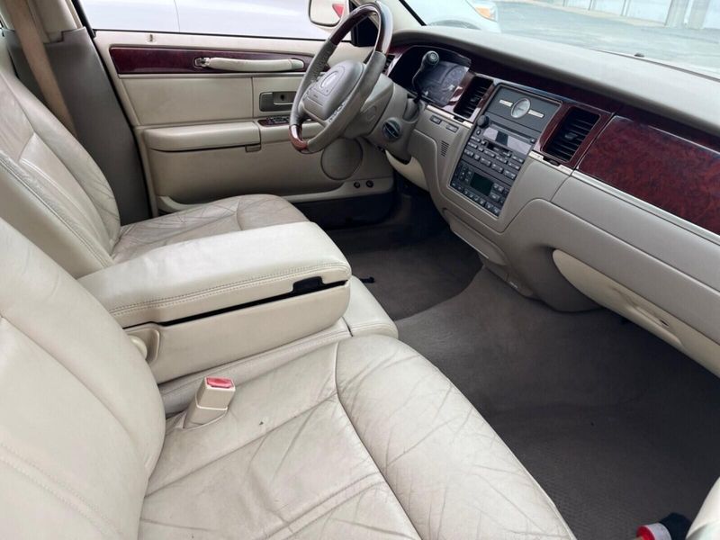2003 Lincoln Town Car Cartier PremiumImage 4