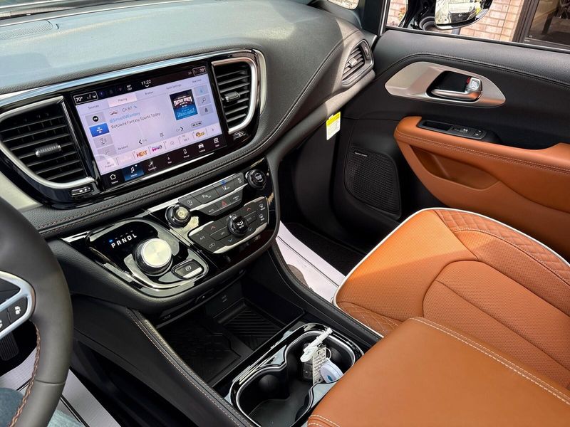 New 2026 Chrysler Pacifica PinnacleImage 19