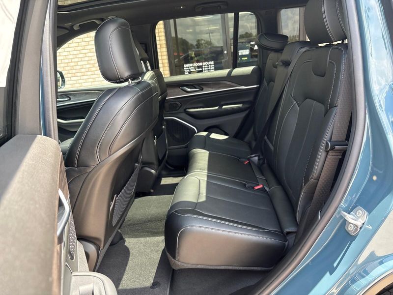 New 2026 Jeep Grand Cherokee Limited Reserve 4x4Image 4