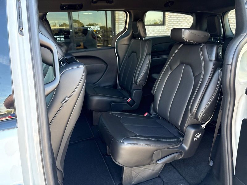 New 2026 Chrysler Pacifica SelectImage 4