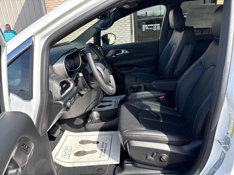New 2026 Chrysler Pacifica SelectImage 3
