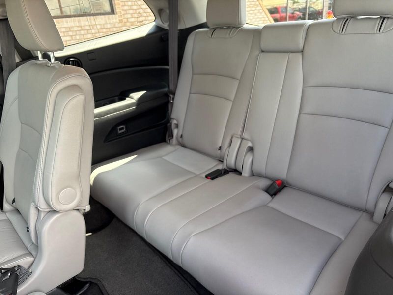 Used 2017 Honda Pilot EliteImage 5