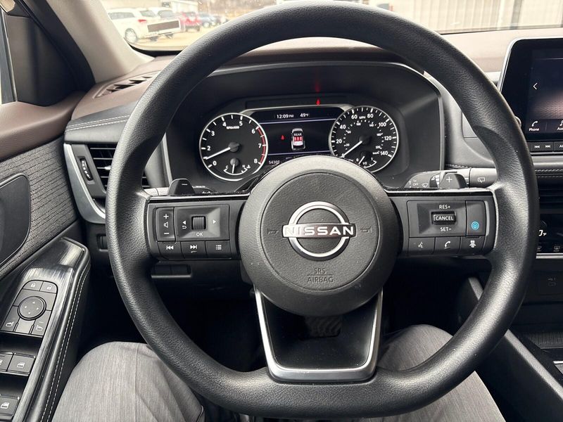 Used 2023 Nissan Rogue SVImage 12