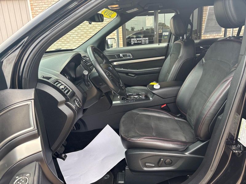 Used 2019 Ford Explorer XLTImage 3