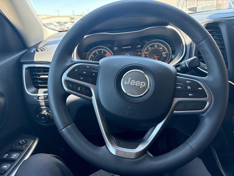 Used 2022 Jeep Cherokee Latitude LuxImage 13