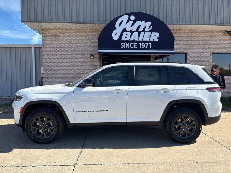 New 2027 Jeep Grand Cherokee Laredo Altitude 4x4Image 2