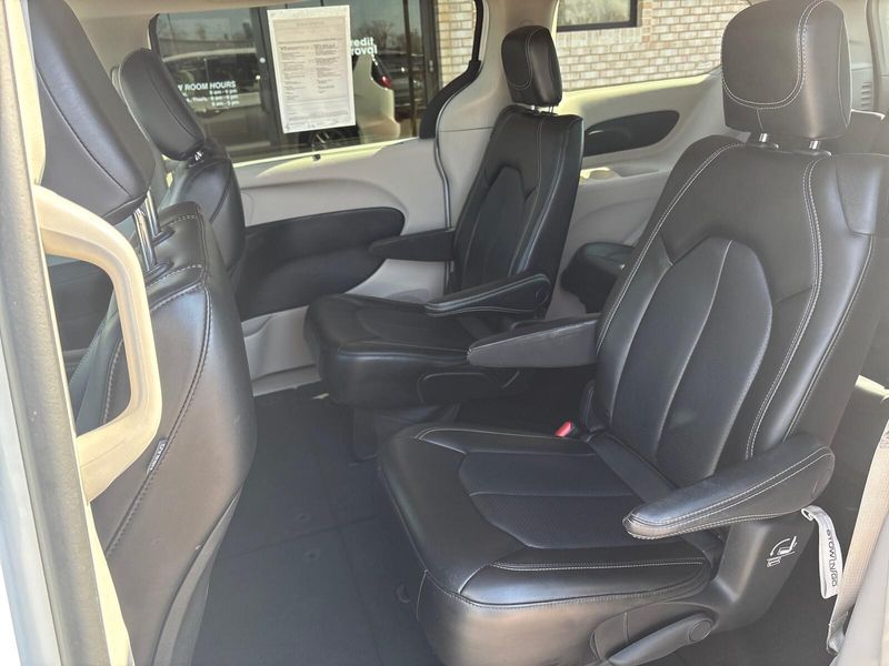 Used 2023 Chrysler Pacifica Touring LImage 4