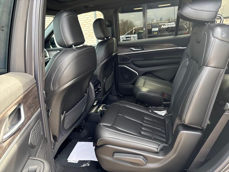 New 2026 Jeep Grand Cherokee L Limited 4x4Image 4