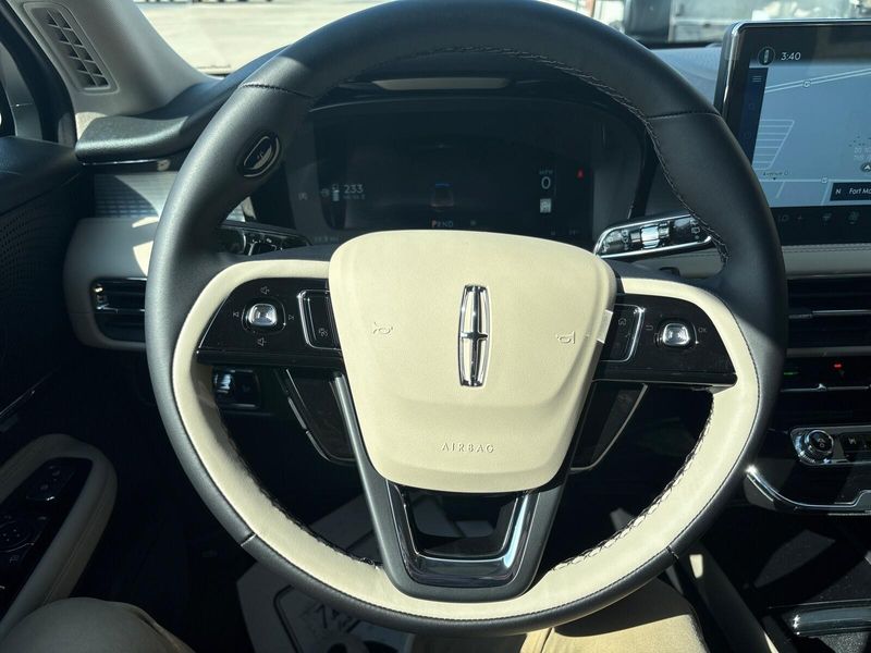 2025 Lincoln Corsair Premiere photo 14