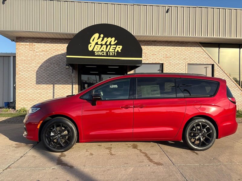 New 2026 Chrysler Pacifica SelectImage 2