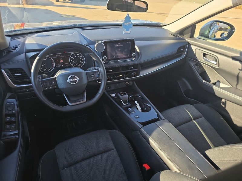Used 2025 Nissan Rogue SVImage 3