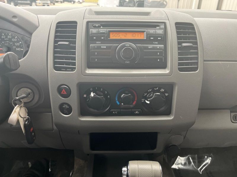 2010 Nissan Frontier SEImage 18