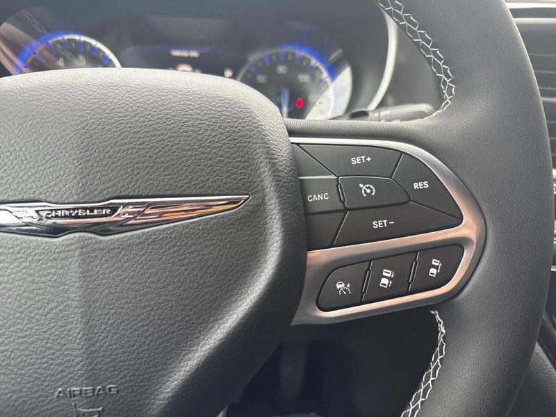 New 2026 Chrysler Pacifica SelectImage 14