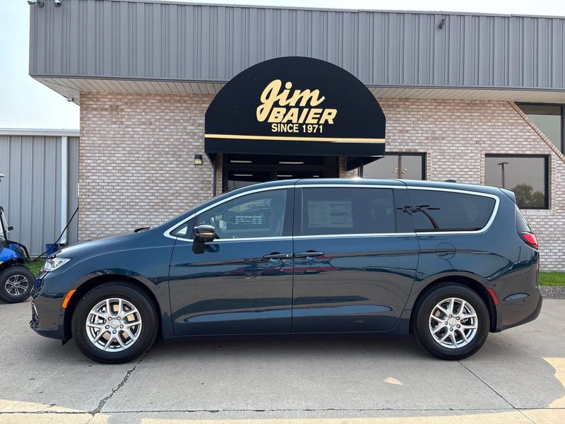 New 2025 Chrysler Pacifica SelectImage 2