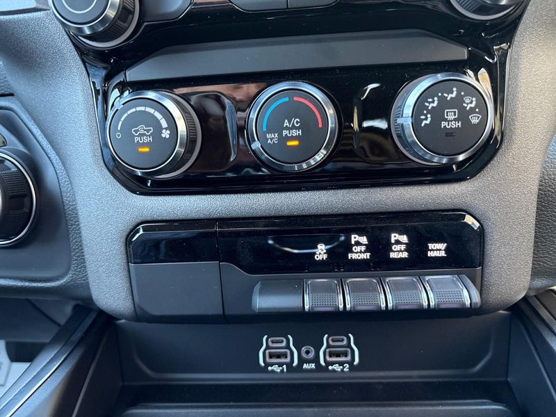 New 2027 RAM 1500 Express Crew Cab 4x4 5