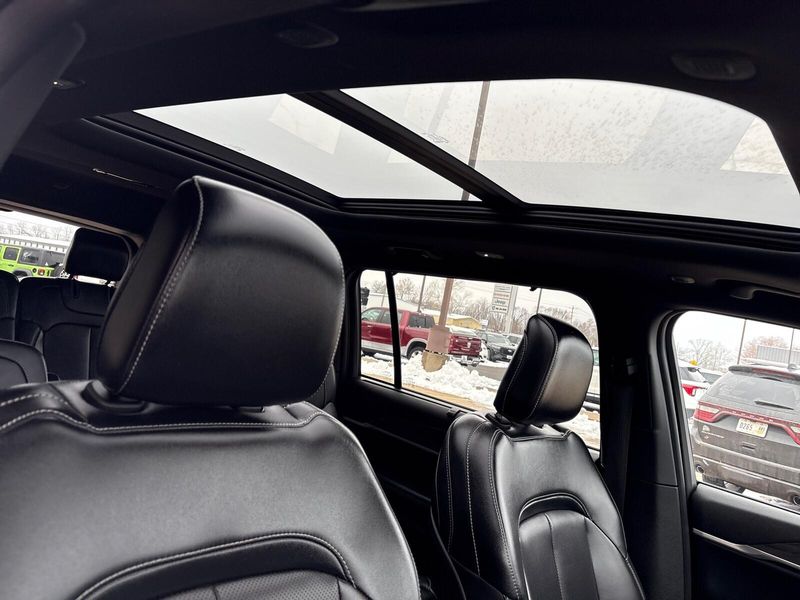 Used 2024 Jeep Grand Cherokee L LimitedImage 11