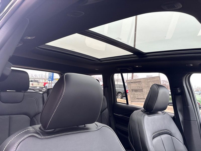 New 2026 Jeep Grand Cherokee Limited Reserve 4x4Image 9