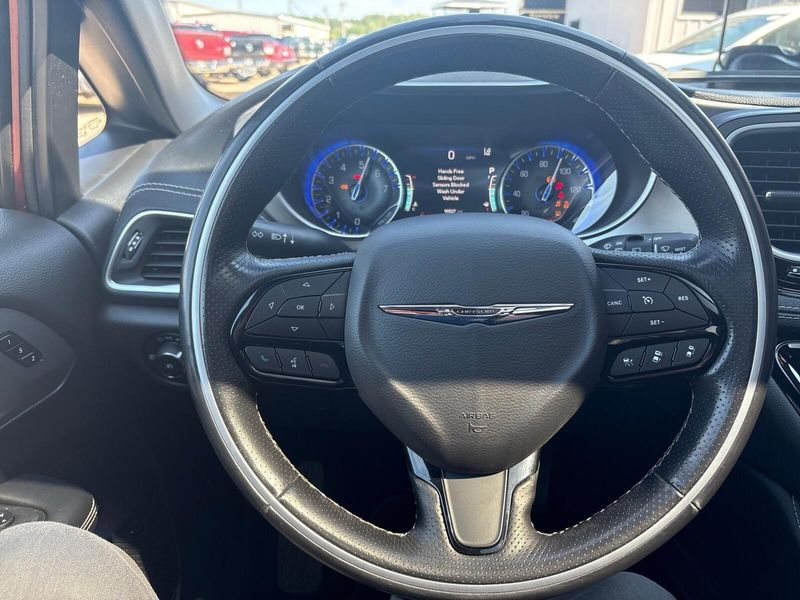 Used 2021 Chrysler Pacifica LimitedImage 16