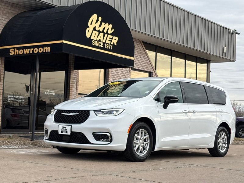 New 2026 Chrysler Pacifica SelectImage 1