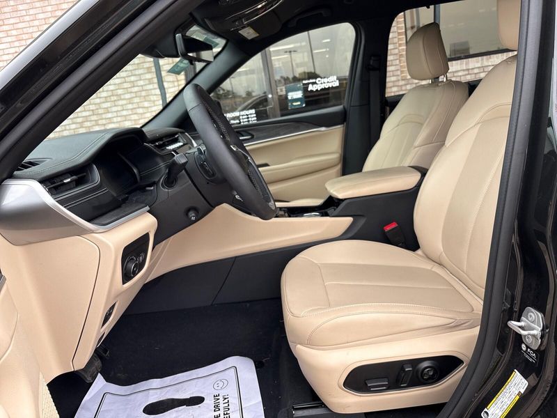 Used 2023 Jeep Grand Cherokee L LimitedImage 3