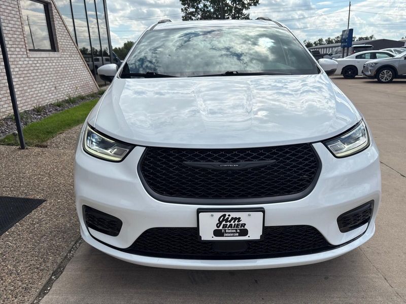 2023 Chrysler Pacifica Touring L photo 8
