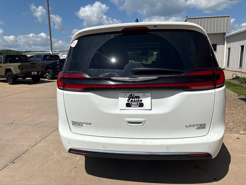Used 2023 Chrysler Pacifica LimitedImage 10