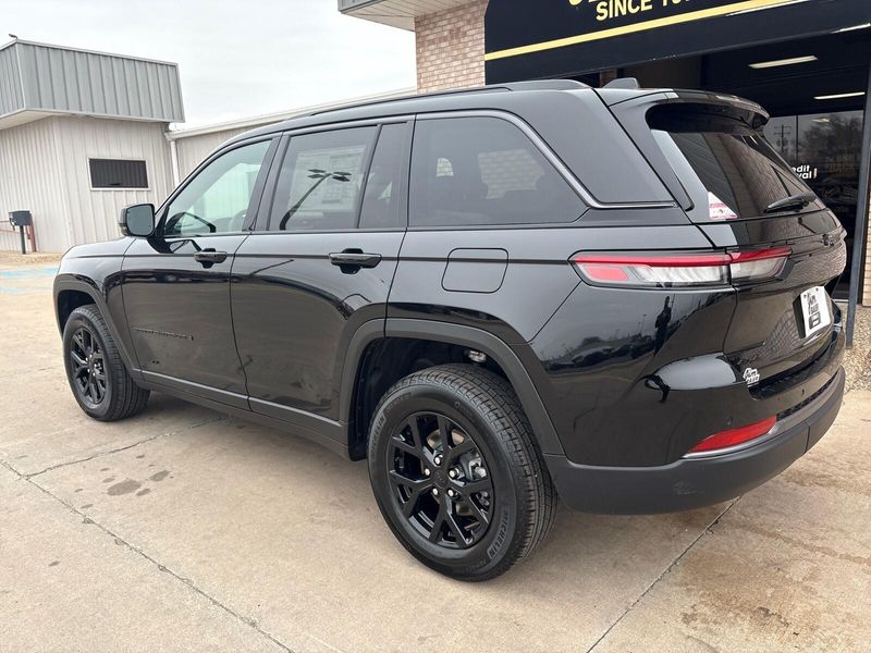 New 2026 Jeep Grand Cherokee Laredo Altitude 4x4Image 11