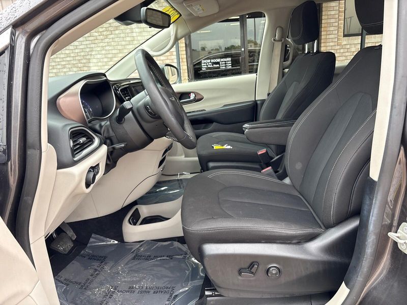 Used 2023 Chrysler Voyager LXImage 3