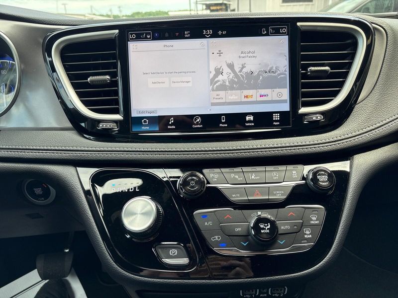 New 2025 Chrysler Pacifica SelectImage 18