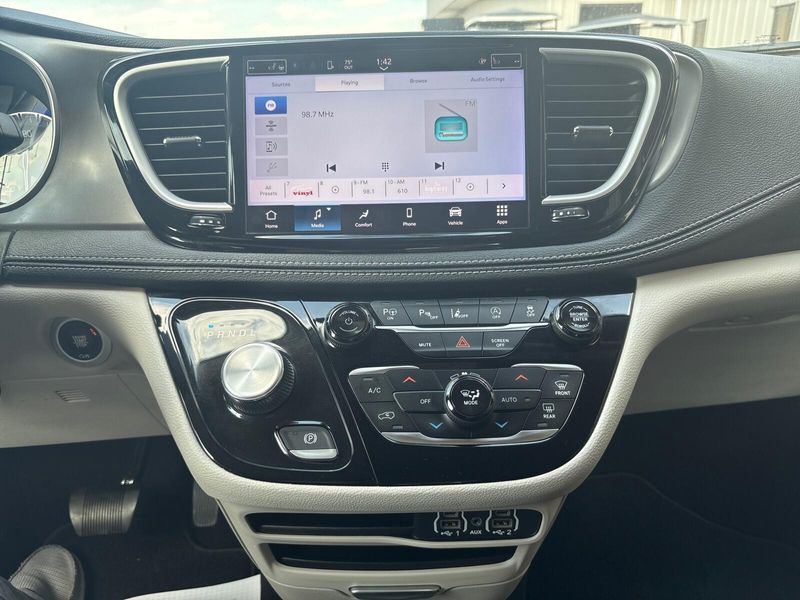 Used 2023 Chrysler Pacifica Touring LImage 16