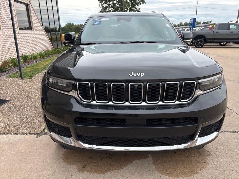 Used 2023 Jeep Grand Cherokee L LimitedImage 8