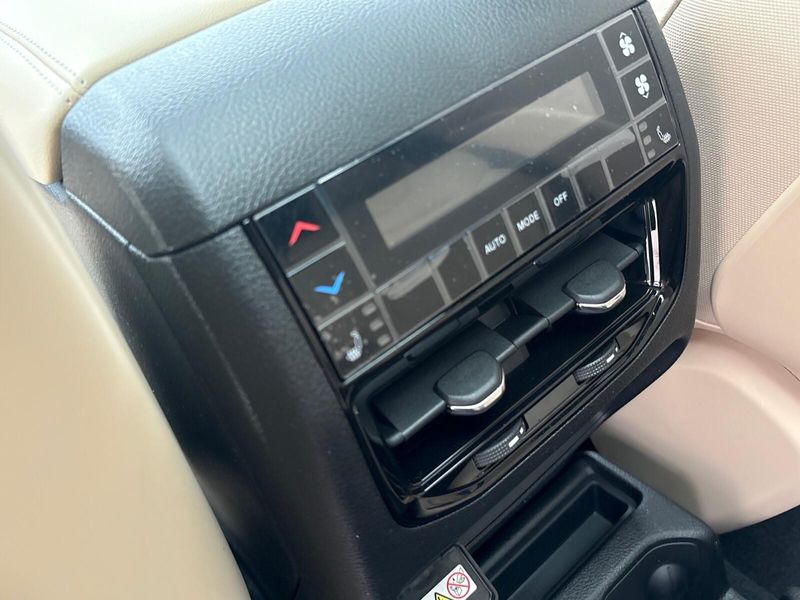 New 2026 Jeep Grand Cherokee L Limited 4x4Image 6