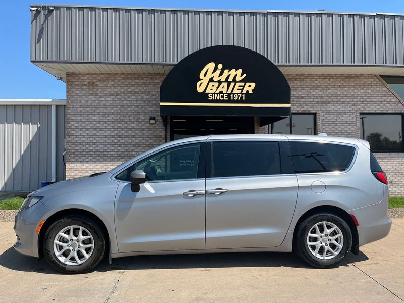 2017 Chrysler Pacifica LXImage 2