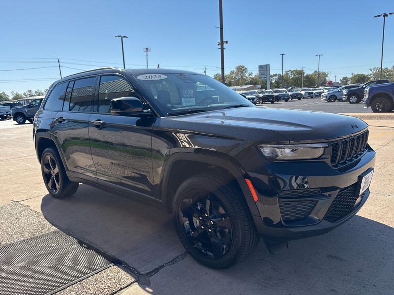New 2025 Jeep Grand Cherokee Altitude X 4x4Image 7