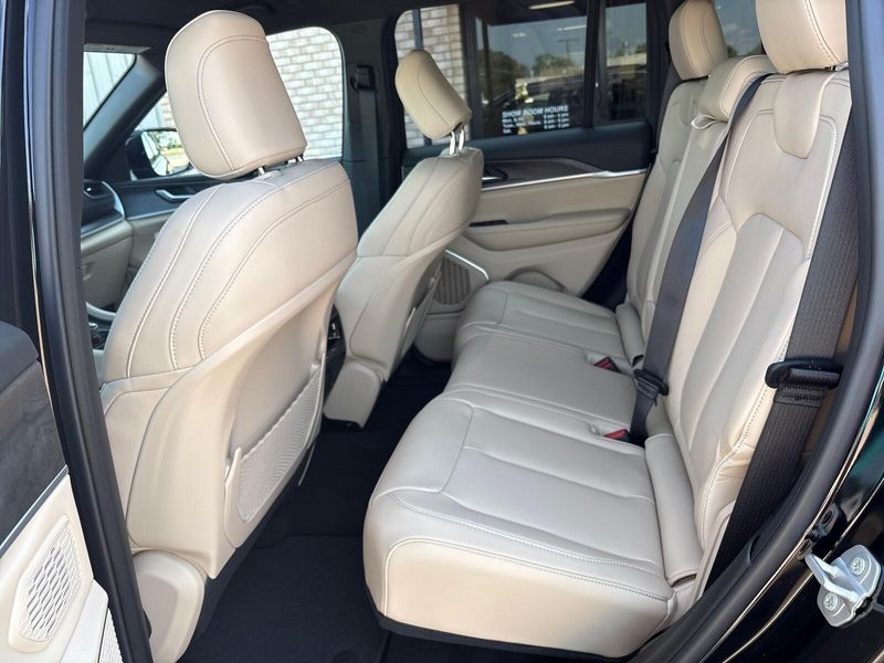 New 2025 Jeep Grand Cherokee Limited 4x4Image 4