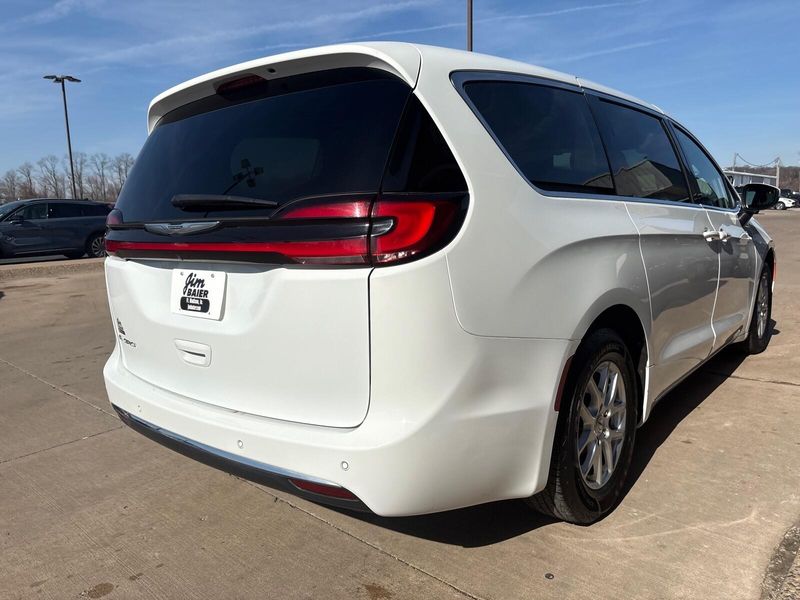 Used 2023 Chrysler Pacifica Touring LImage 9
