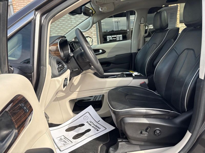 Used 2023 Chrysler Pacifica LimitedImage 3