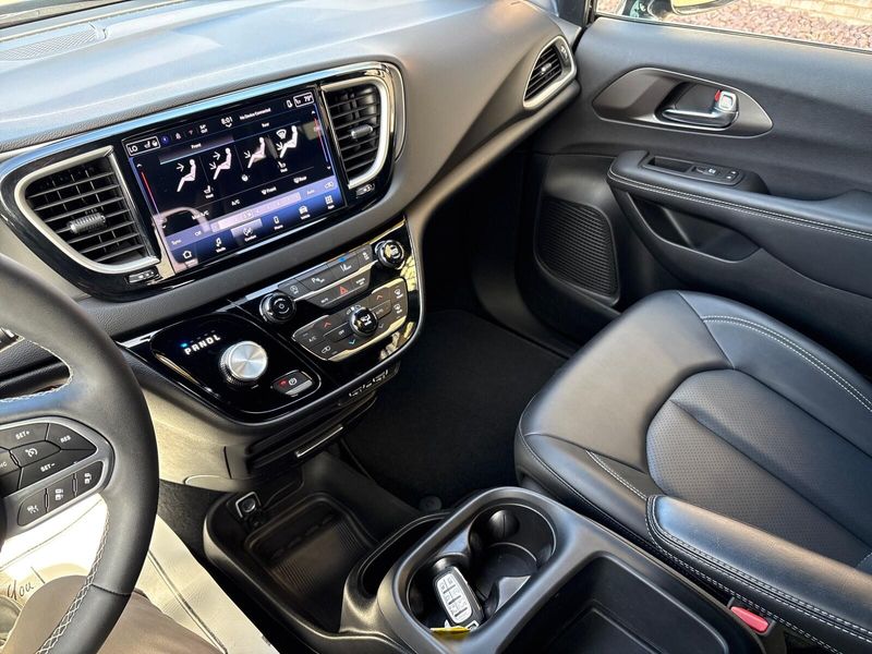 Used 2025 Chrysler Pacifica SelectImage 17