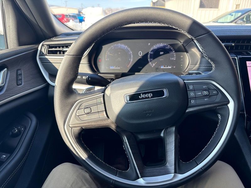 New 2025 Jeep Grand Cherokee Limited 4x4Image 15